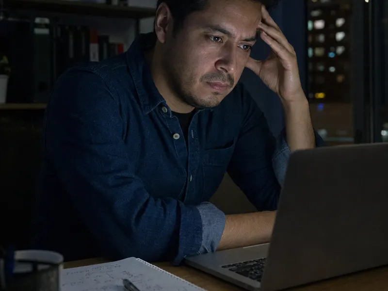 Ingeniero ante un editor vacío, cursor parpadeando — parálisis por análisis